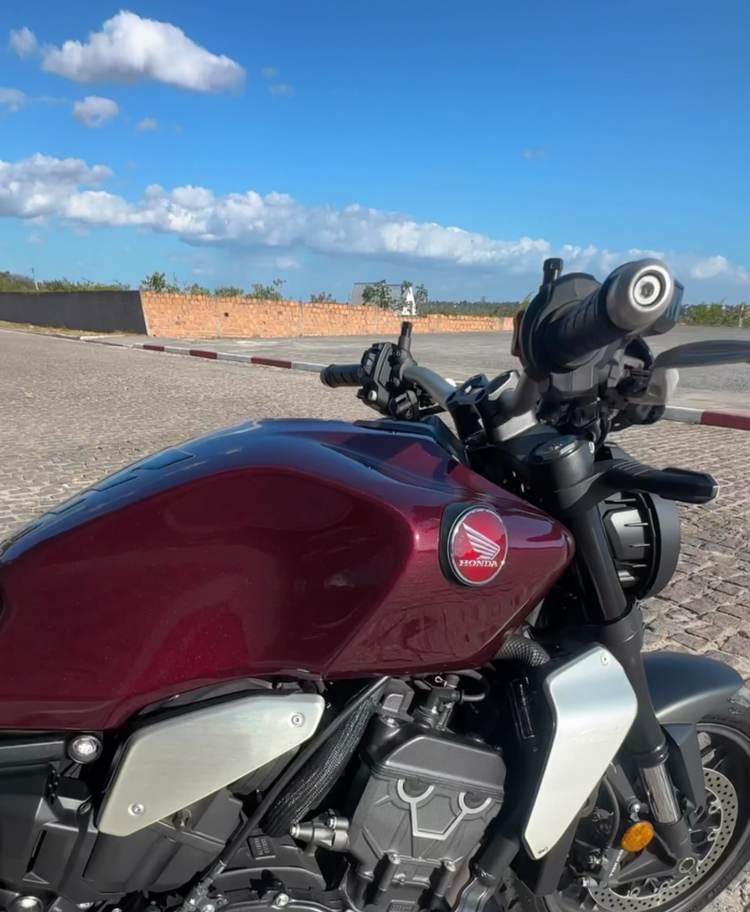 Honda CB 1000R com tanque vinho, motor quatro cilindros e farol redondo