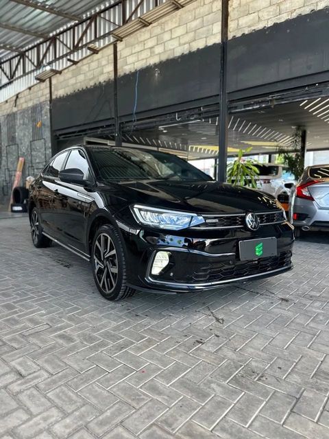 Volkswagen Virtus na cor preta, vista dianteira em três quartos (foto 1 de 15)
