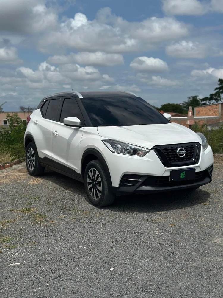 Nissan Kicks na cor branca, vista dianteira em três quartos