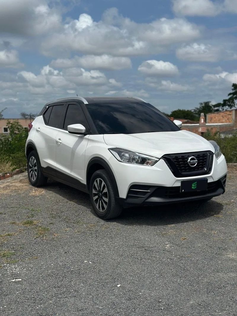 Nissan Kicks na cor branca, vista dianteira em três quartos