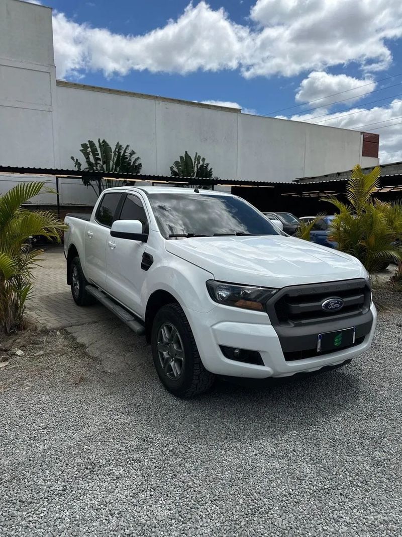 Ford Ranger na cor branca, vista dianteira em três quartos