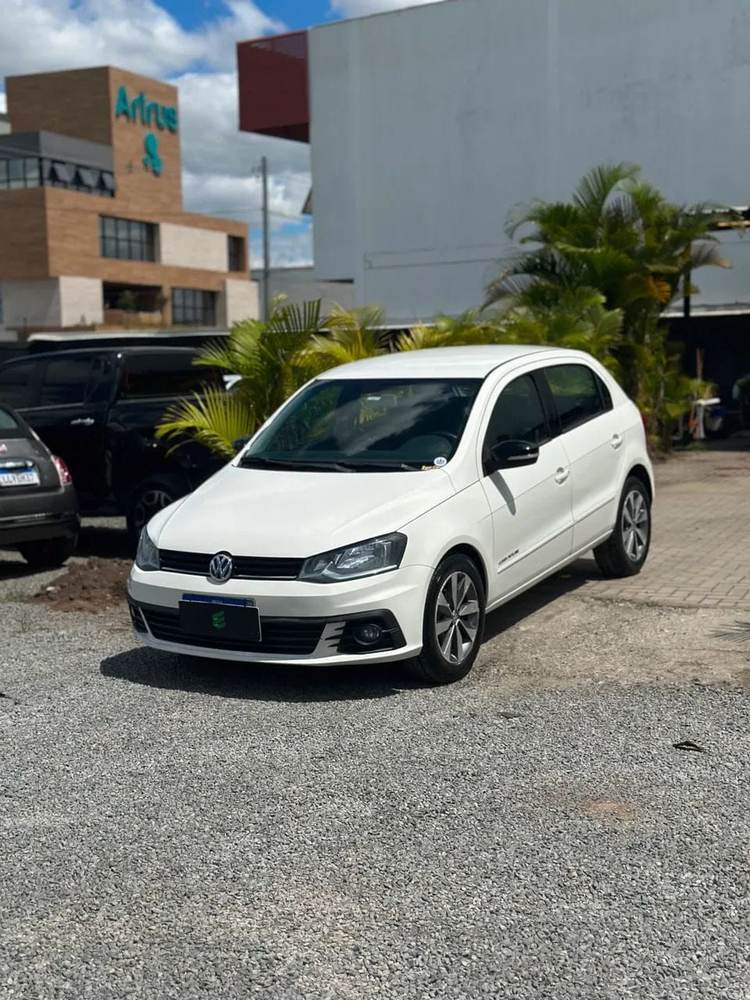 Volkswagen Gol na cor branca, vista dianteira em três quartos
