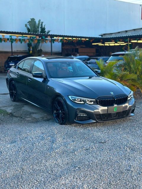 BMW 320i na cor cinza, vista dianteira em três quartos (foto 1 de 12)