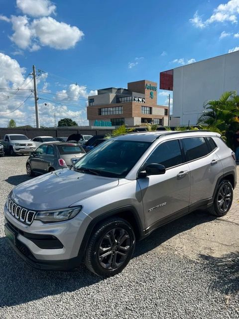 Jeep Compass na cor prata, vista dianteira em três quartos (foto 1 de 18)