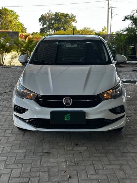 Fiat Cronos na cor branca, vista de frente