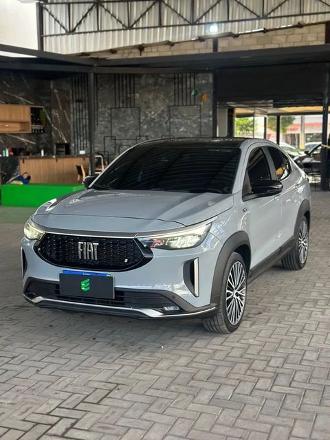 Fiat Fastback na cor cinza, vista dianteira em três quartos (foto 1 de 13)