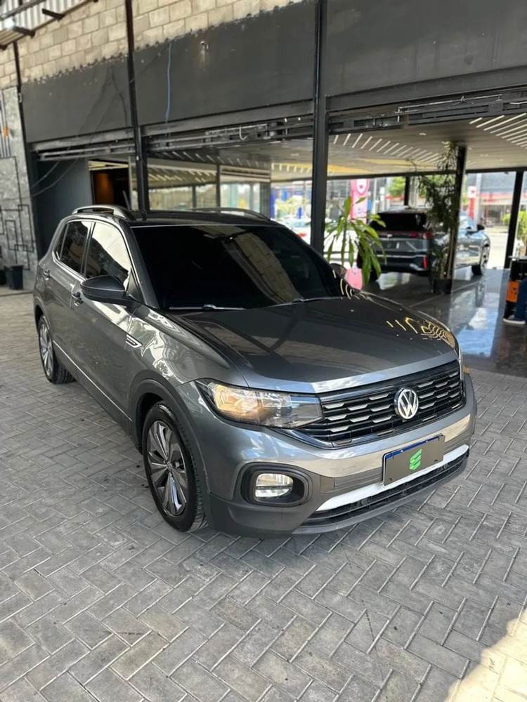 Volkswagen T-Cross na cor cinza, vista dianteira em três quartos
