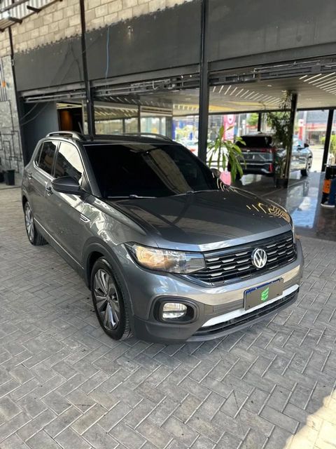 Volkswagen T-Cross na cor cinza, vista dianteira em três quartos (foto 1 de 13)