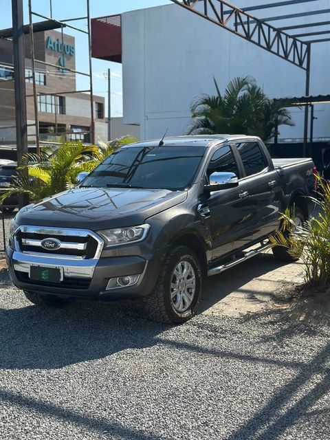 Ford Ranger na cor cinza, vista dianteira em três quartos (foto 1 de 15)