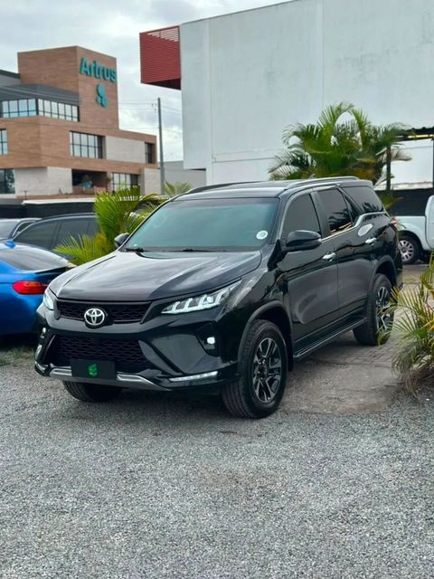 Toyota Hilux SW4 na cor preta, vista dianteira em três quartos (foto 1 de 10)