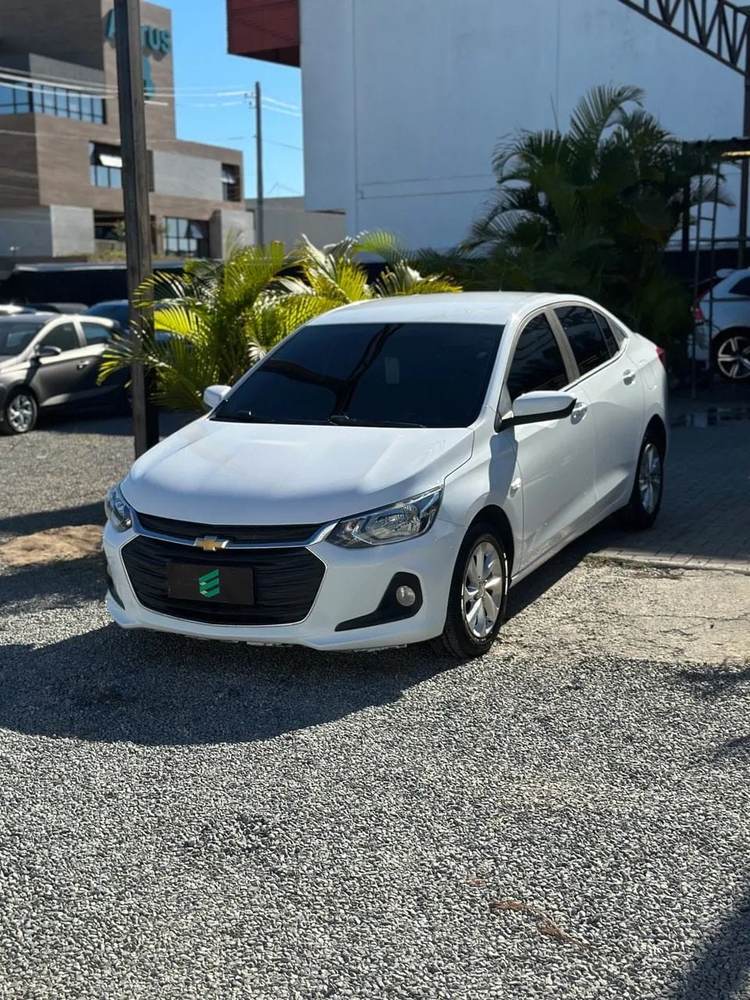 Chevrolet Onix Plus na cor branca, vista dianteira em três quartos