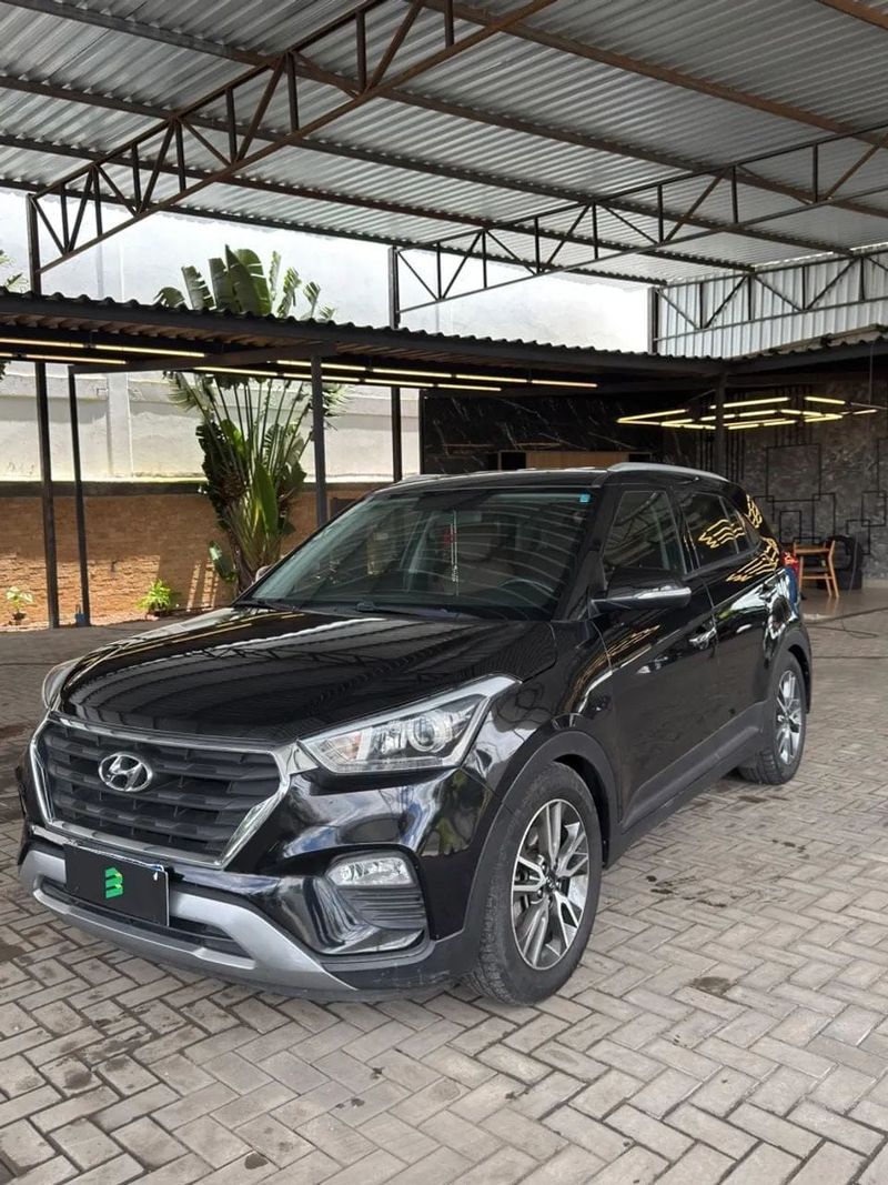 Hyundai Creta na cor preta, vista dianteira em três quartos