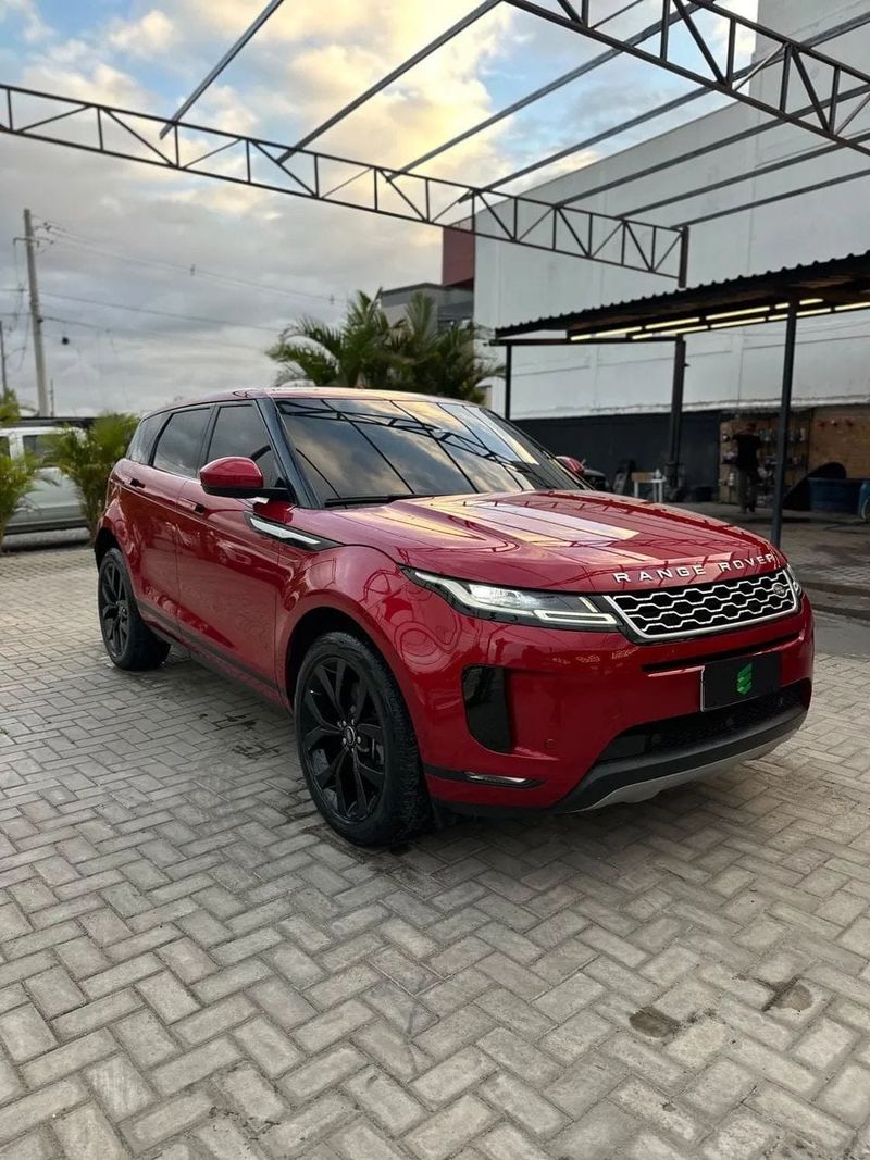 Land Rover Range Rover Evoque na cor vermelha, vista dianteira em três quartos