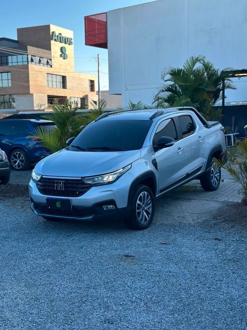 Fiat Strada na cor prata, vista dianteira em três quartos