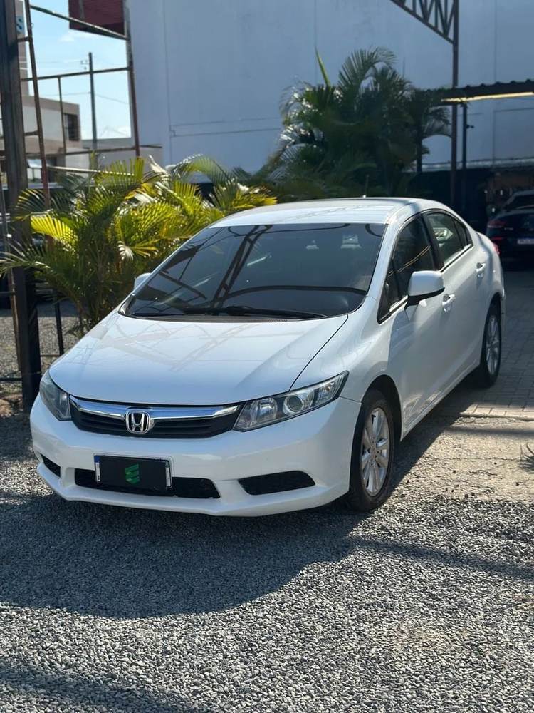 Honda Civic na cor branca, vista dianteira em três quartos
