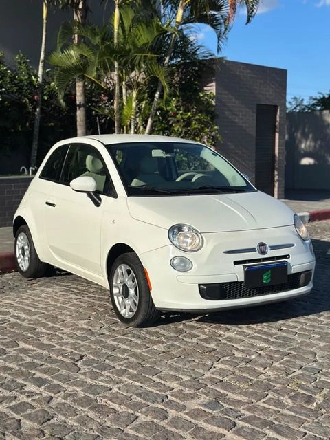 Fiat 500 na cor branca, vista dianteira em três quartos (foto 1 de 12)