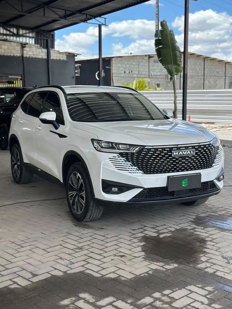 GWM Haval H6 na cor branca, vista dianteira em três quartos