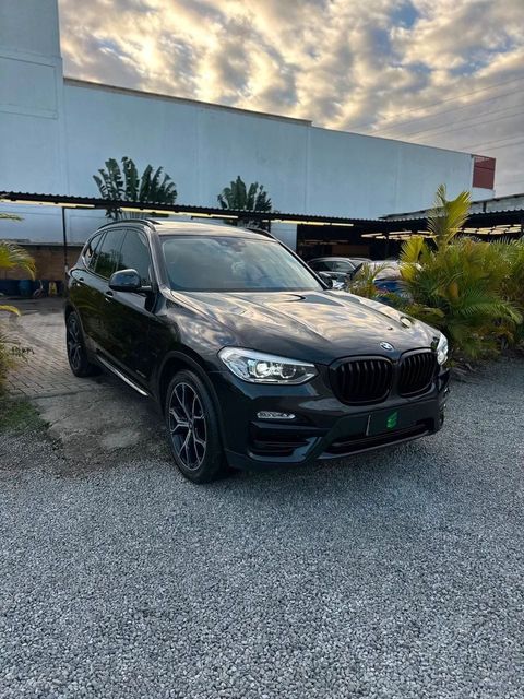 BMW X3 na cor preta, vista dianteira em três quartos (foto 1 de 17)