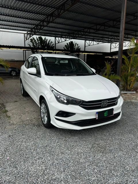 Fiat Cronos na cor branca, vista dianteira em três quartos (foto 1 de 12)
