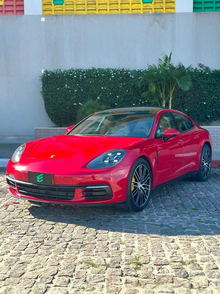 Porsche Panamera na cor vermelha, vista dianteira em três quartos
