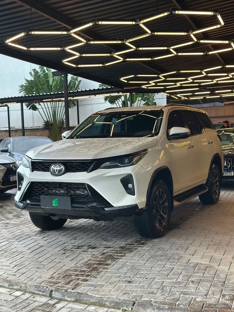 Toyota Hilux SW4 na cor branca, vista dianteira em três quartos