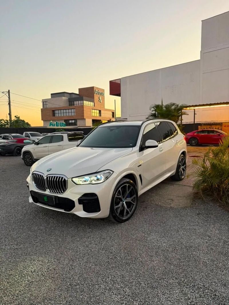 BMW X5 na cor branca, vista dianteira em três quartos