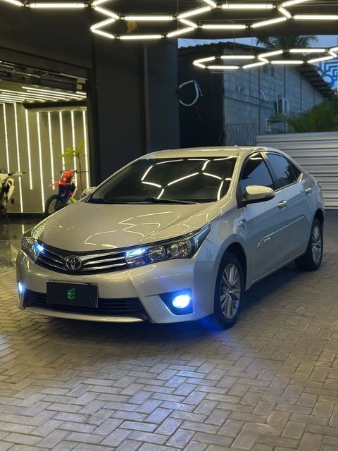 Toyota Corolla na cor prata, vista dianteira em três quartos (foto 1 de 14)