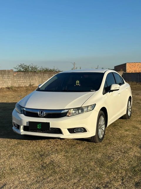 Honda Civic na cor branca, vista dianteira em três quartos (foto 1 de 15)