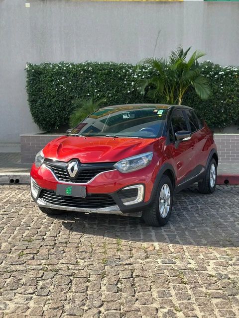 Renault Captur na cor vermelha, vista dianteira em três quartos (foto 1 de 14)