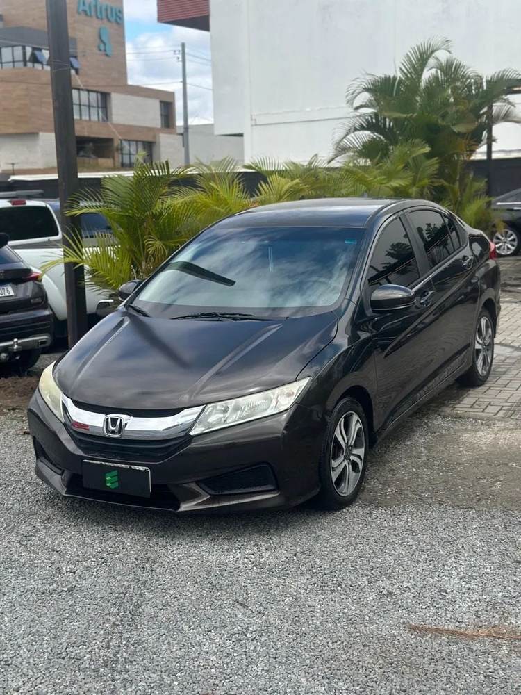 Honda City na cor cinza-escuro, vista dianteira em três quartos