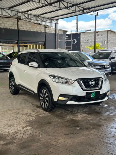 Nissan Kicks na cor branca, vista dianteira em três quartos (foto 1 de 13)