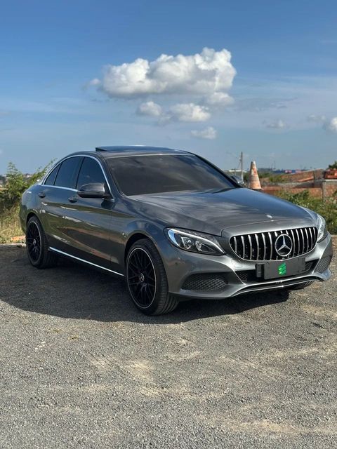 Mercedes-Benz C 200 na cor cinza, vista dianteira em três quartos (foto 1 de 17)