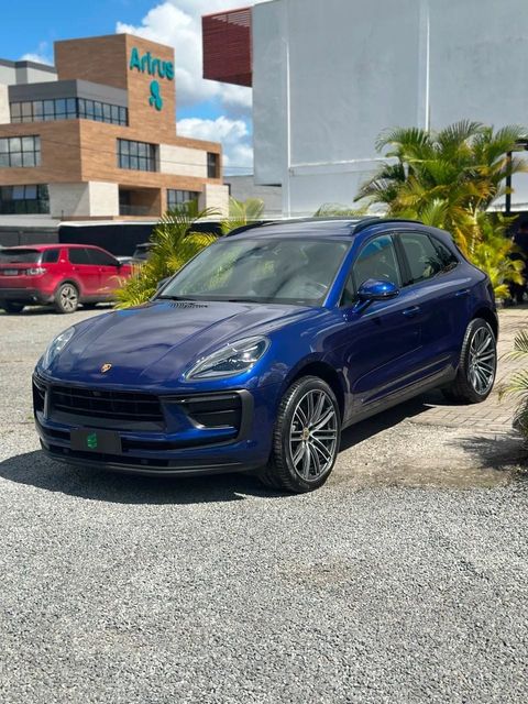Porsche Macan na cor azul, vista dianteira em três quartos (foto 1 de 20)