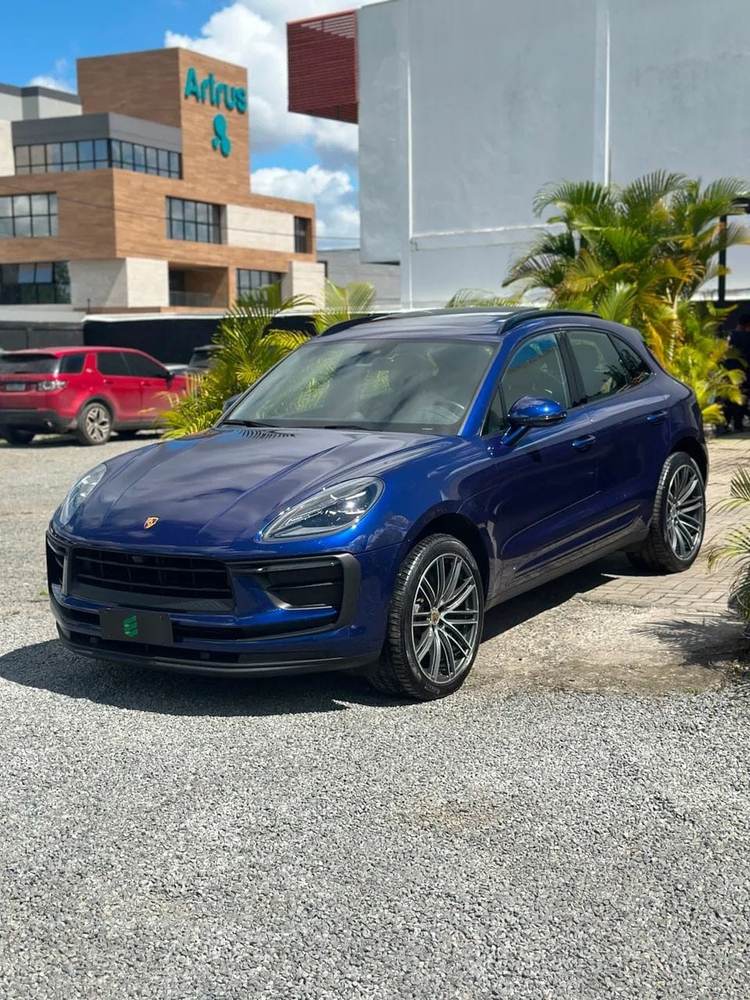Porsche Macan na cor azul, vista dianteira em três quartos