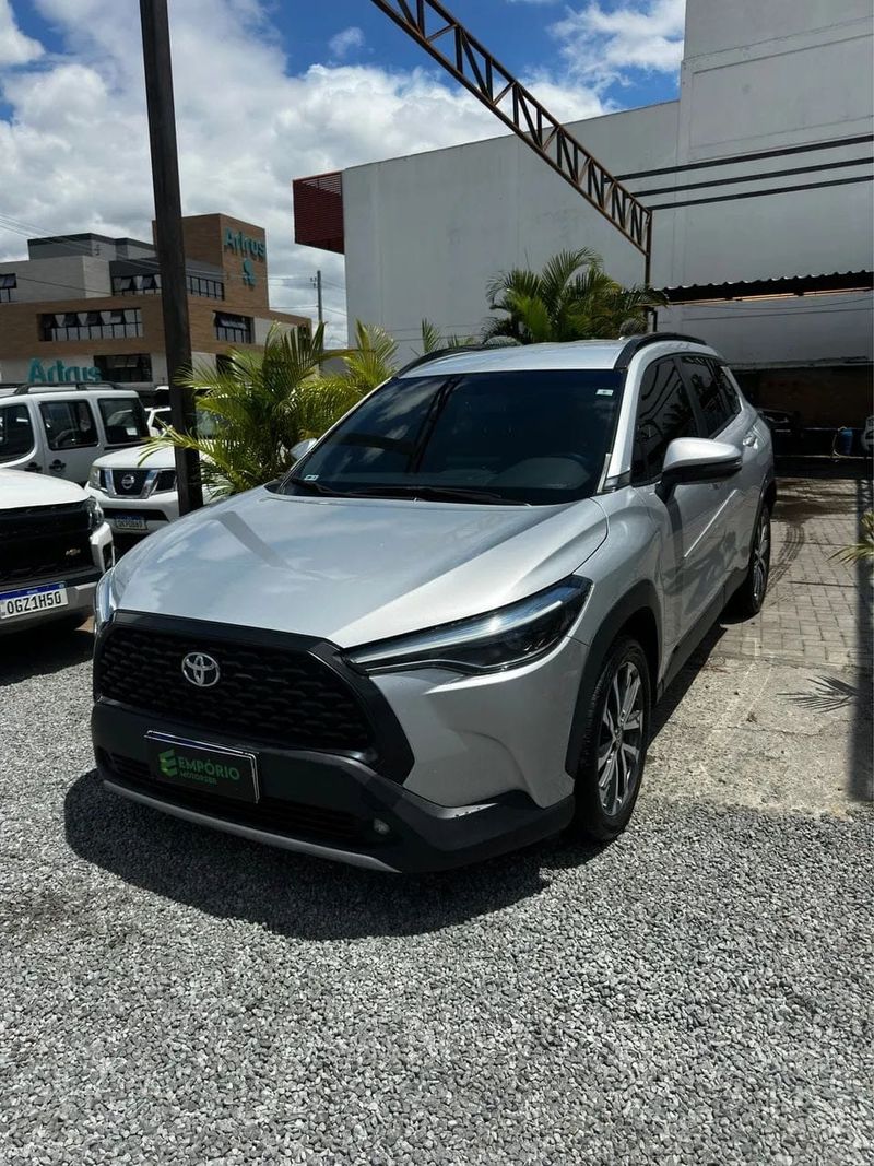Toyota Corolla Cross na cor prata, vista dianteira em três quartos
