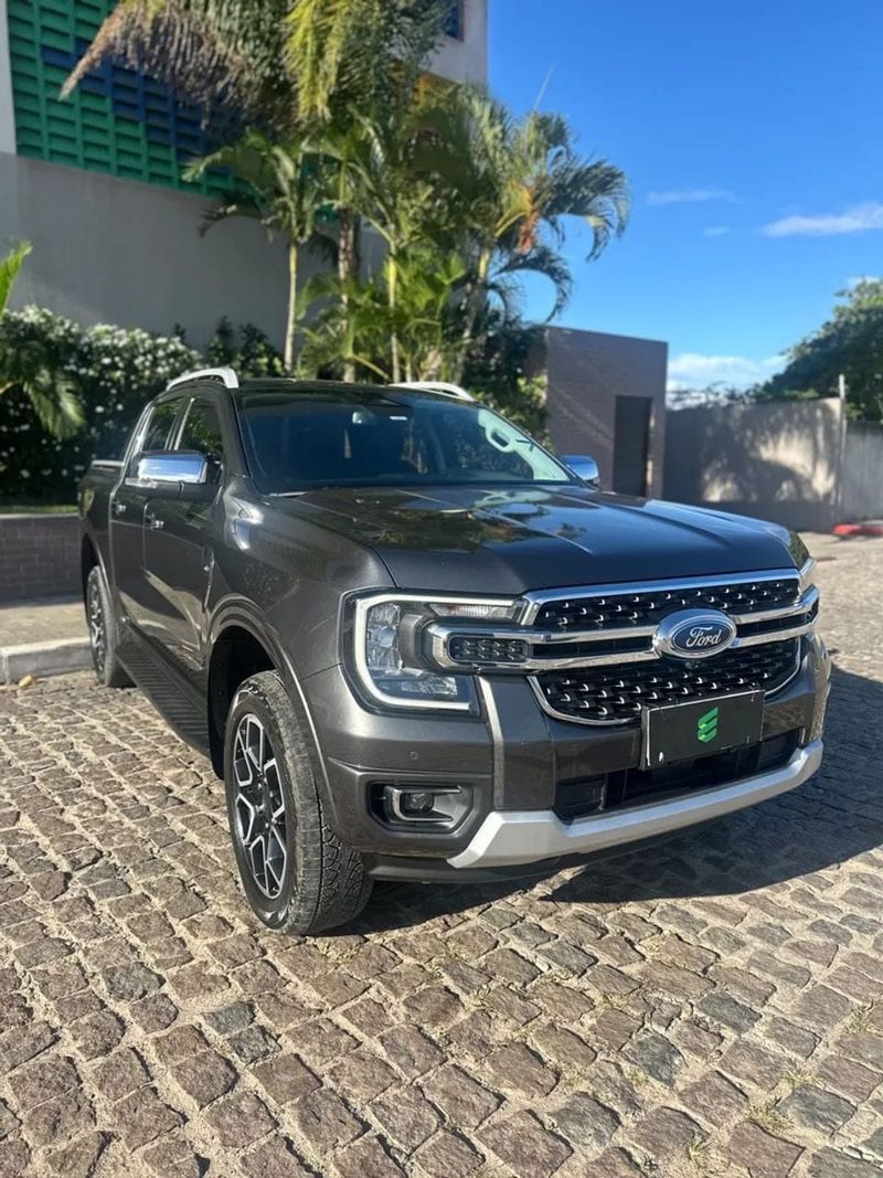 Ford Ranger na cor cinza, vista dianteira em três quartos