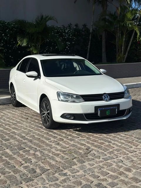 Volkswagen Jetta na cor branca, vista dianteira em três quartos (foto 1 de 15)
