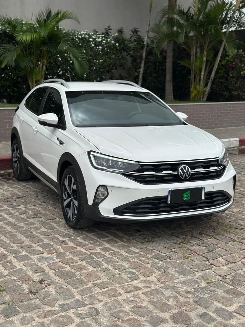 Volkswagen Nivus na cor branca, vista dianteira em três quartos