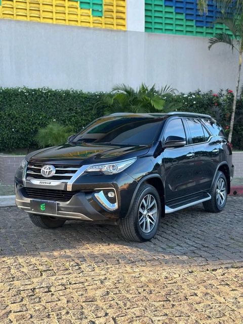 Toyota Hilux SW4 na cor preta, vista dianteira em três quartos (foto 1 de 19)