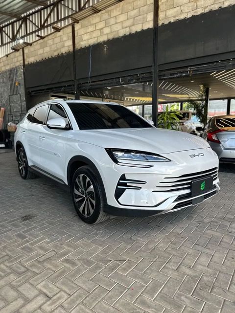BYD Song Plus na cor branca, vista dianteira em três quartos