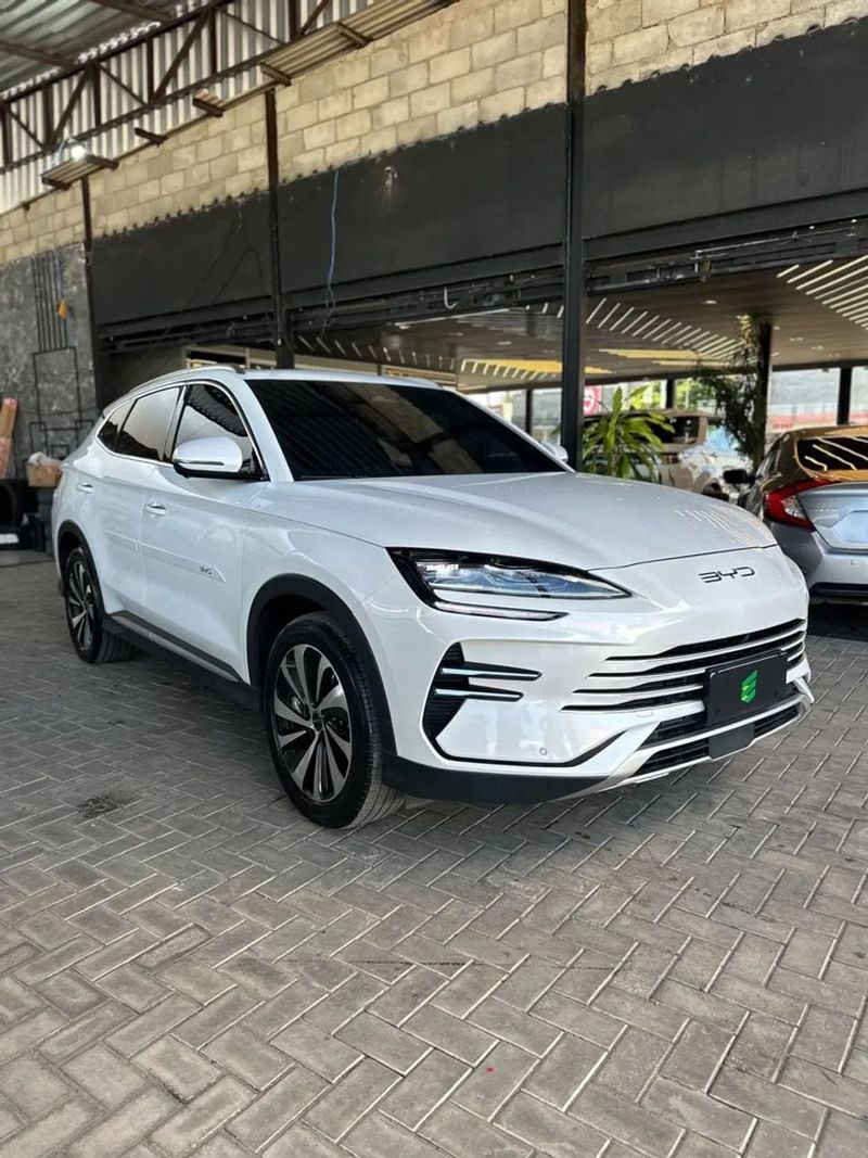 BYD Song Plus na cor branca, vista dianteira em três quartos