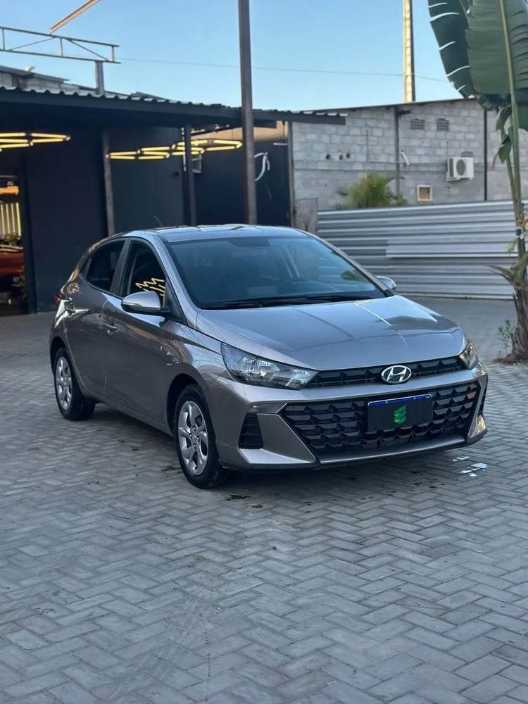 Hyundai HB20 na cor prata, vista dianteira em três quartos