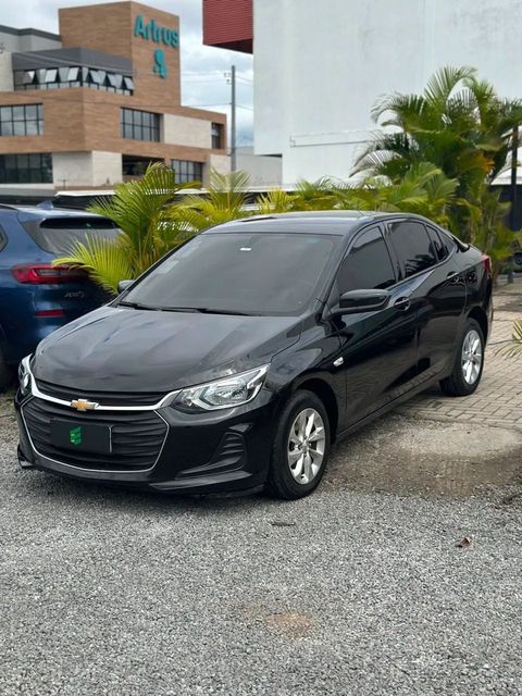 Chevrolet Onix Plus na cor preta, vista dianteira em três quartos (foto 1 de 14)