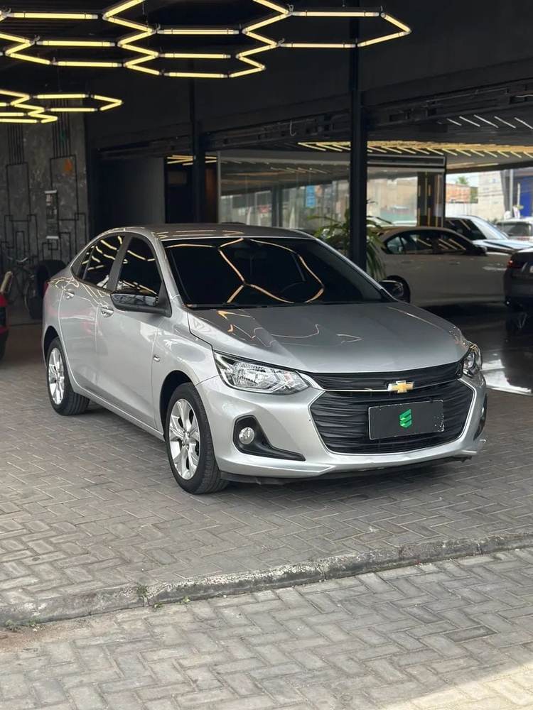 Chevrolet Onix Plus na cor prata, vista dianteira em três quartos