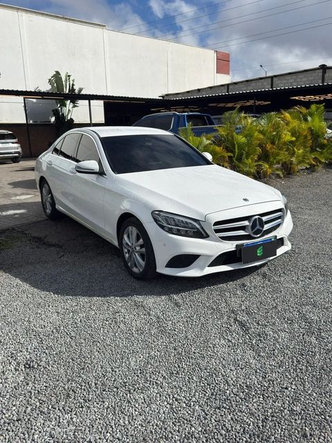 Mercedes-Benz C 180 na cor branca, vista dianteira em três quartos (foto 1 de 17)