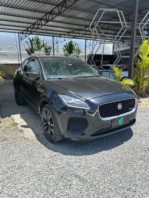 Jaguar E-Pace na cor preta, vista dianteira em três quartos (foto 1 de 17)