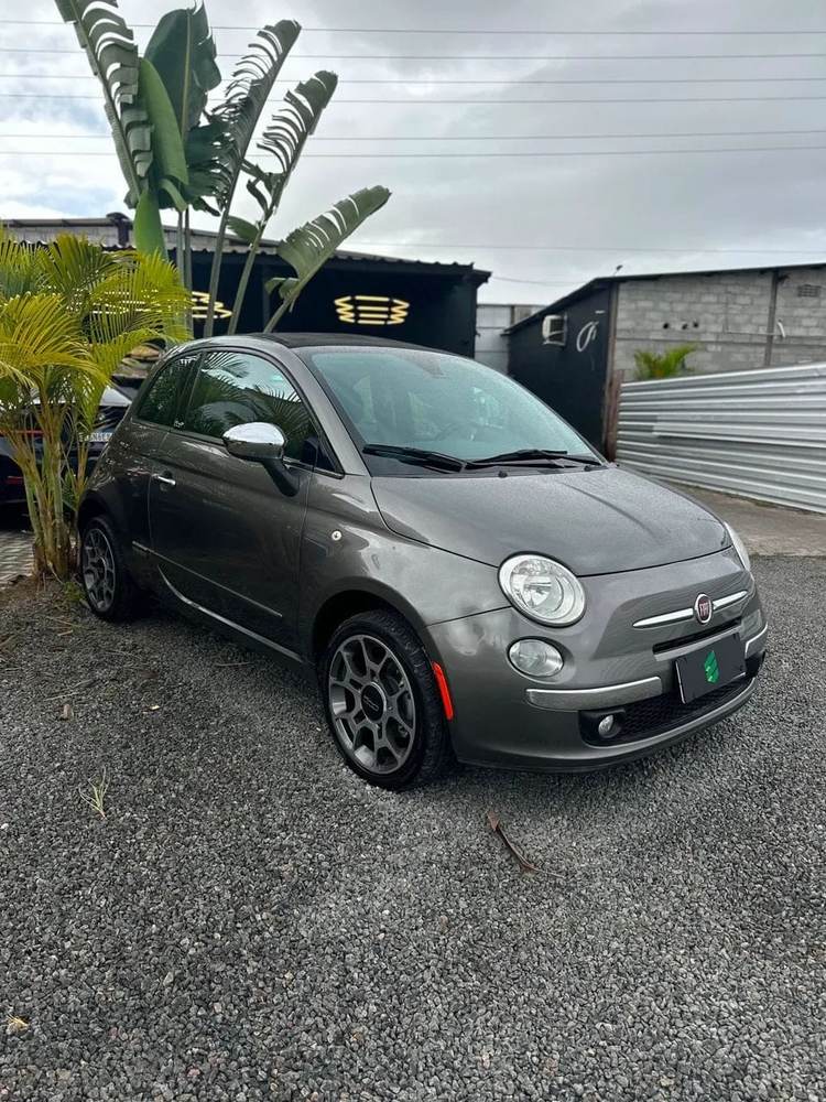Fiat 500 na cor cinza, vista dianteira em três quartos