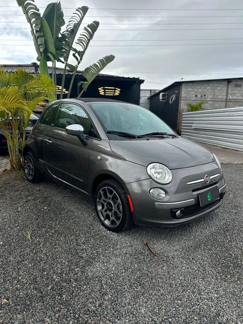 Fiat 500 na cor cinza, vista dianteira em três quartos