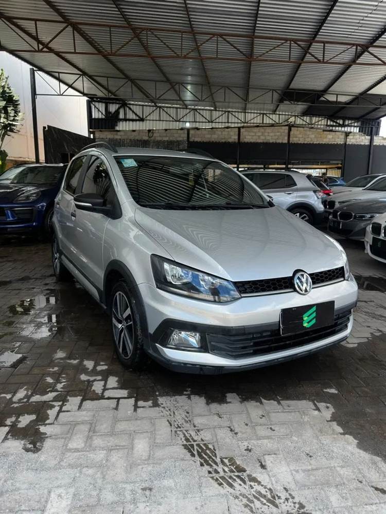 Volkswagen Fox na cor prata, vista dianteira em três quartos