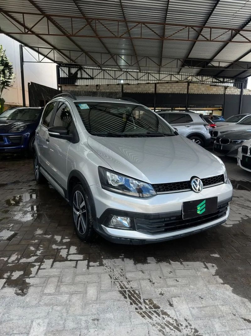 Volkswagen Fox na cor prata, vista dianteira em três quartos